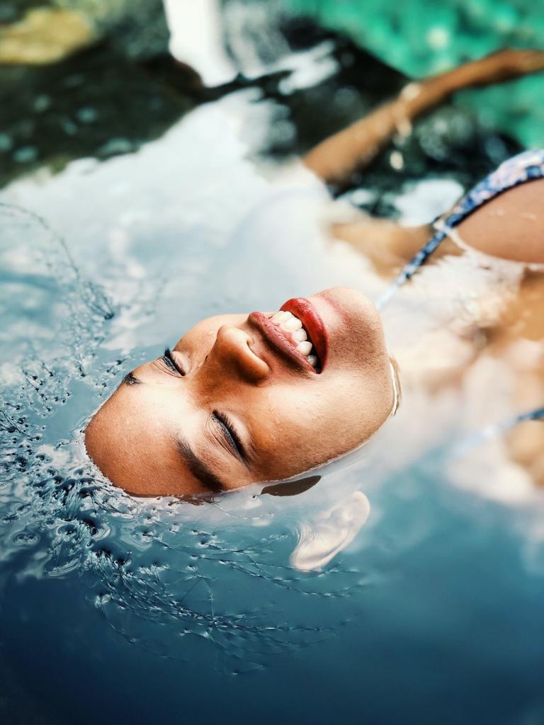 Vrouw aan het floaten